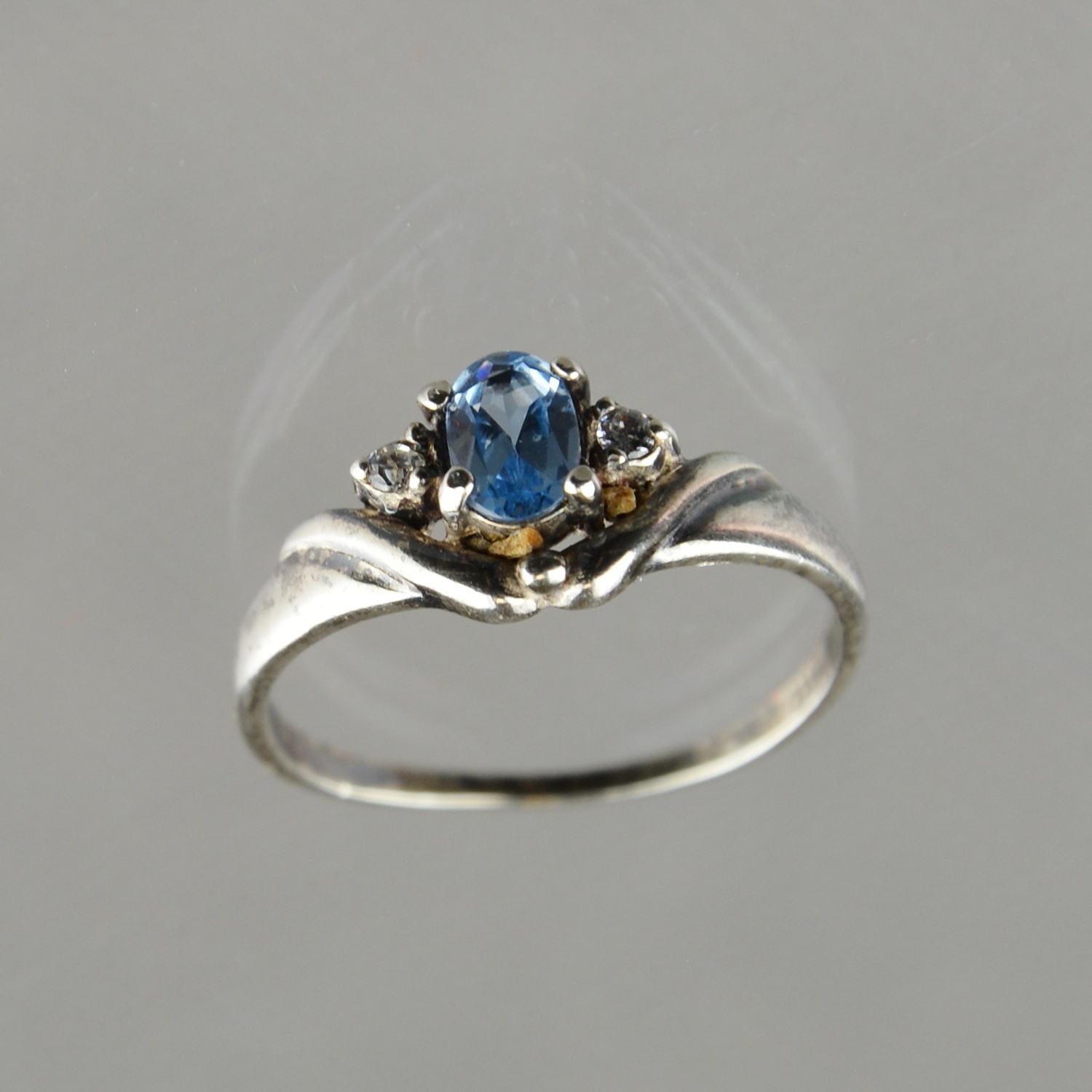 Prsten Ag, centrální modrý kámen - Galerie Goltzova Tvrz
